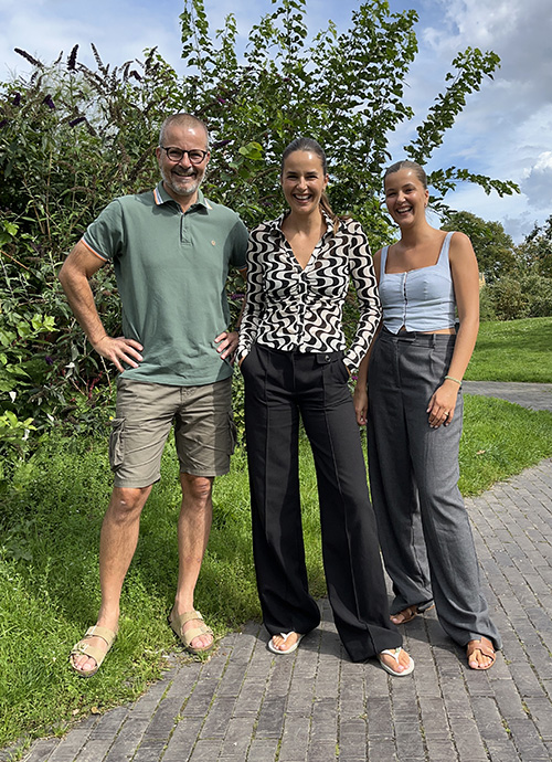 Teamet bag menthea: Theis, Sarah og Emma Askling - people make the world go around